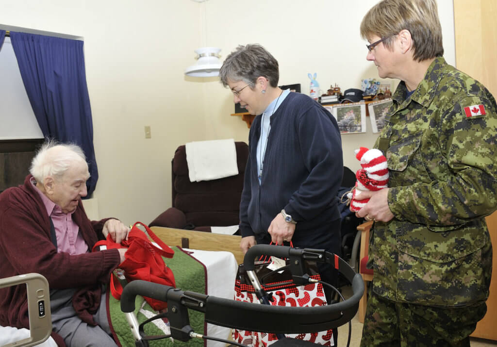 Military personnel and members of military families from 14 Wing Greenwood, N.S., visit veterans at Soldiers' Memorial Hospital in Middleton, N.S. The 14 Wing representatives brought presents, food and live entertainment to celebrate the holiday with the veterans. RCAF Photo