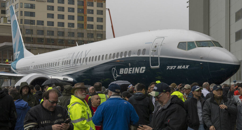 A crowd gathers around the 737 MAX 9.