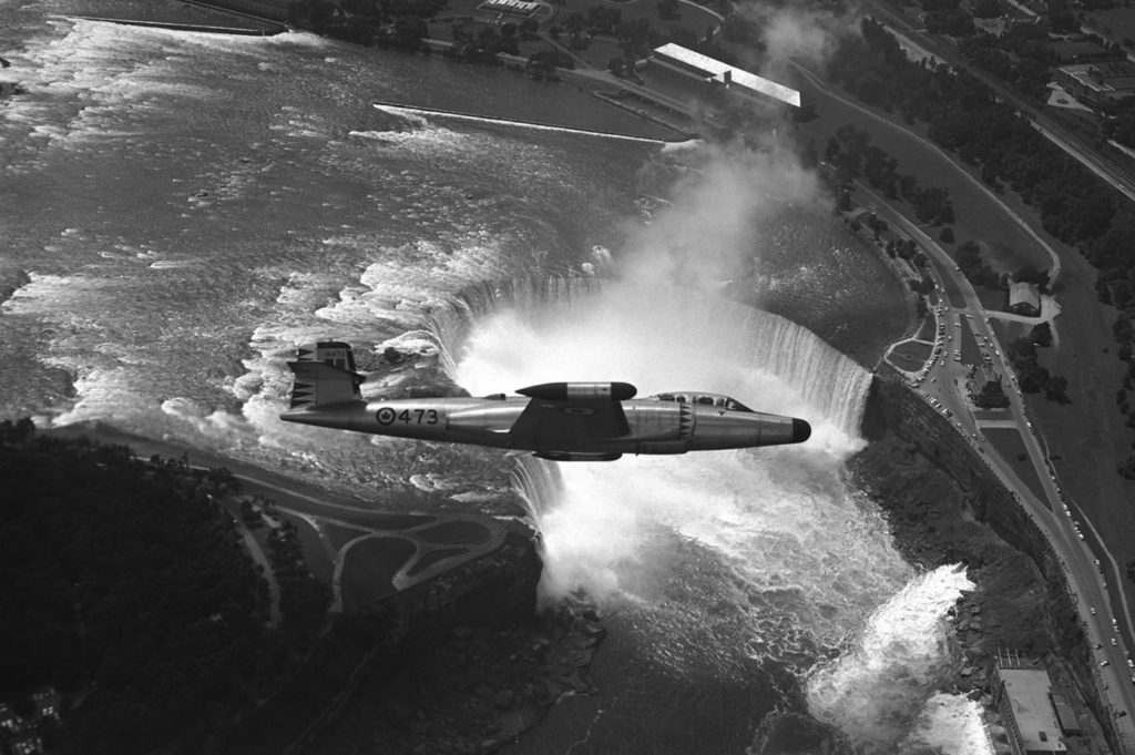 A 423 Squadron CF-100 Canuck aircraft overflies Horseshoe Falls in Niagara Falls, Ont., in an undated photograph. DND Photo