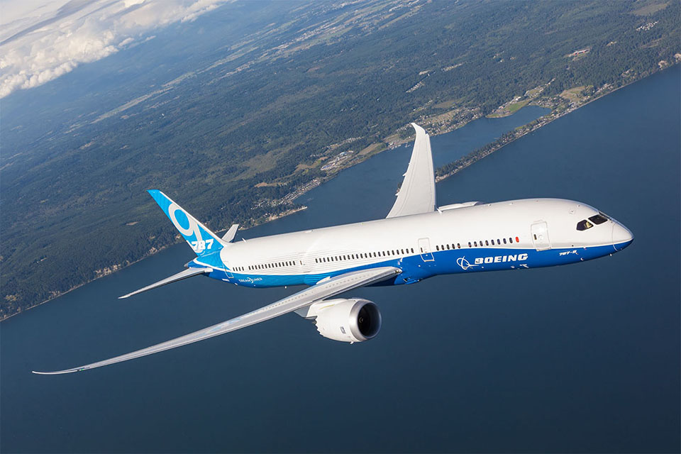 Boeing 787-9 flying through the air.