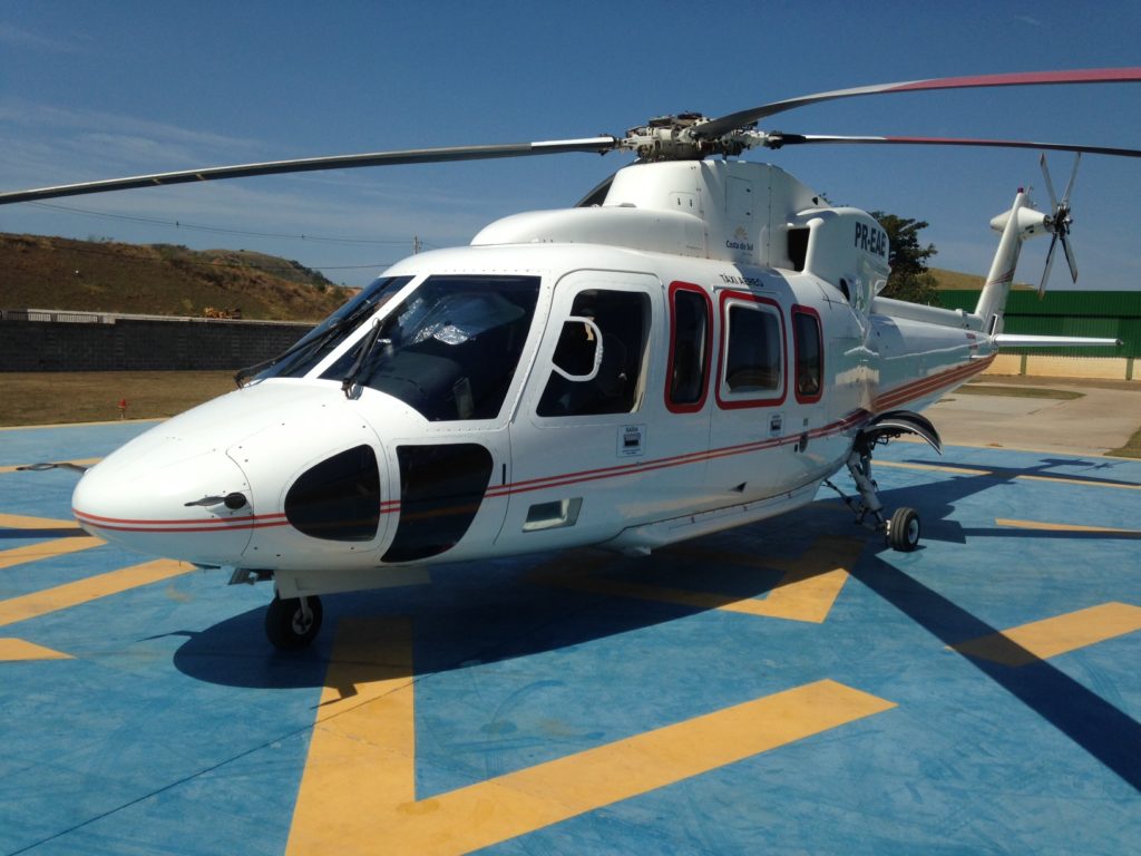 A Costa Do Sol Táxi Aéreo Sikorsky S-76 helicopter rests on the ground.