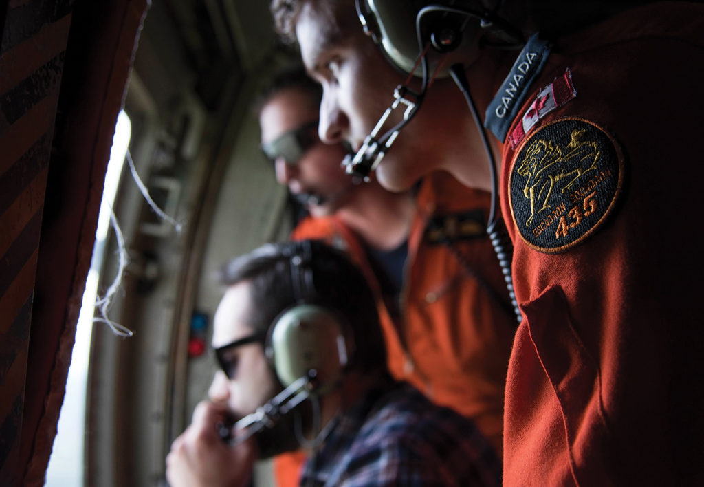 Search and rescue technicians from 435 Squadron and a CASARA (Civil Air Search and Rescue Association) volunteer spotter on a CC-130 Hercules aircraft flight during CHINTHEX 2018 in Thunder Bay, Ont. Pte Hugo Montpetit Photo