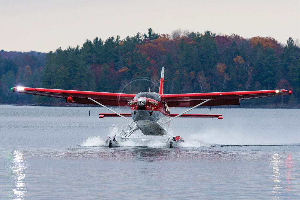 El Kodiak tiene un gran rendimiento en el agua, y los flotadores Aerocet le dan un manejo de "lancha rápida". Eric Dumigan Photo"speedboat" handling. Eric Dumigan Photo