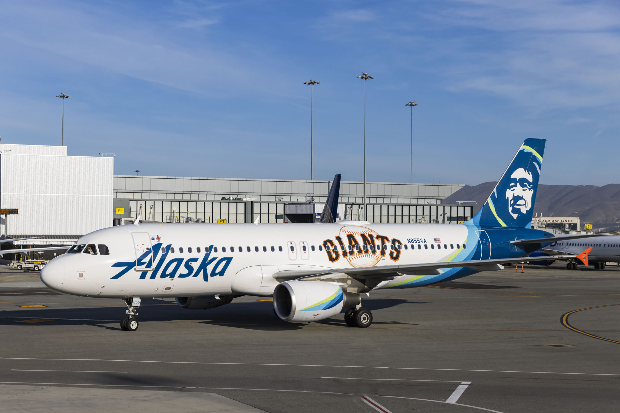 Alaska Airlines unveils Giantsthemed aircraft at San Francisco