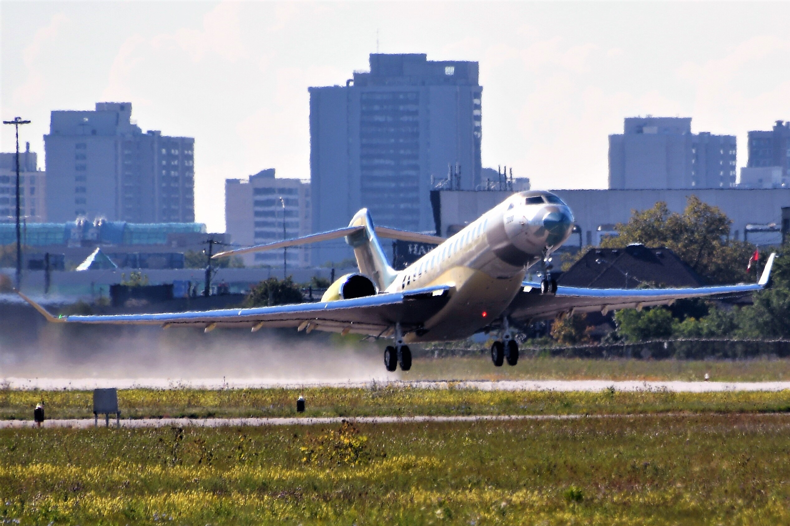 The 100th Global 7500 made its first flight on Sept. 10, 2021. Under a cloudless sky, C-GVEU (serial number 70100) lifted off runway 33 at Downsview Airport in Toronto. Photo by Frederick K. Larkin