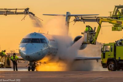 Air Canada Express Mitsubishi CRJ-200 deicing at Montréal–Trudeau International Airport. Photo submitted by Instagram user @messalisamuel