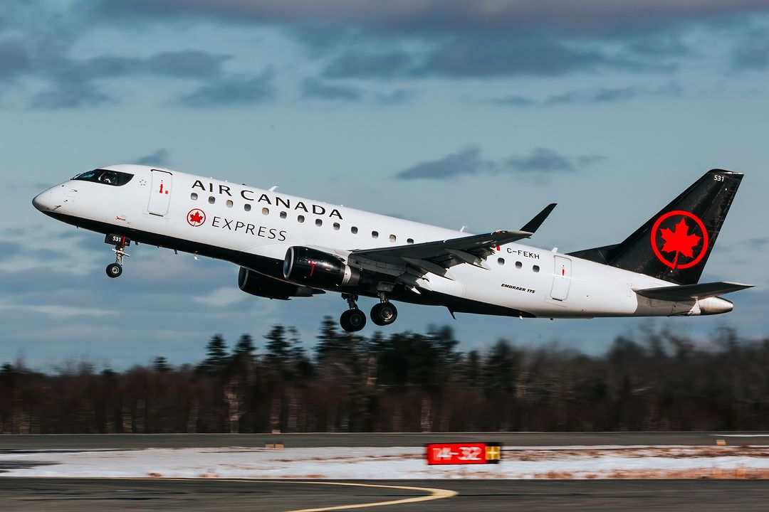 Air Canada Jazz E175 taking off